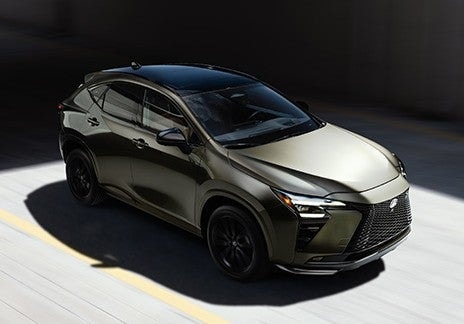 Le nouveau Lexus NX vu de trois quarts lors de sa présentation.