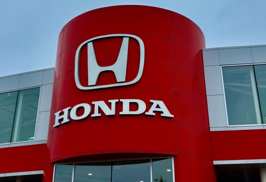 Le logo Honda sur la façade d’un site du constructeur automobile japonais.