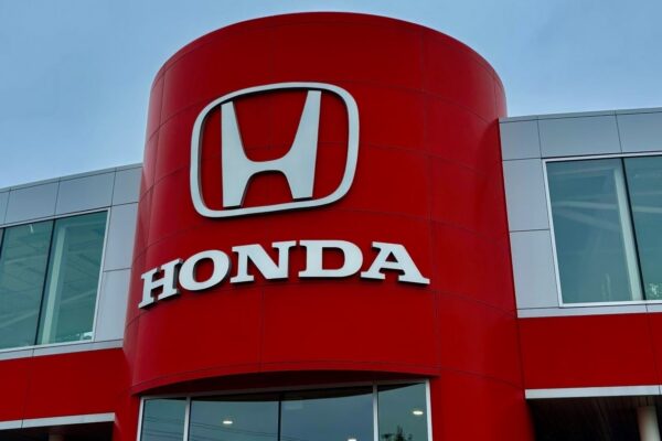 Le logo Honda sur la façade d’un site du constructeur automobile japonais.