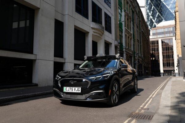 Un Ford Mustang Mach-E électrique de Wayve utilisé pour les courses autonomes d’Uber à Londres.