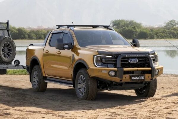 Un pick-up Ford Ranger pouvant servir de base à un véhicule militaire léger.
