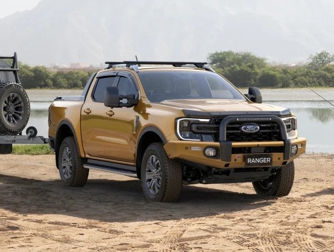 Un pick-up Ford Ranger pouvant servir de base à un véhicule militaire léger.