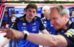Max Verstappen répond aux journalistes à son arrivée à Monza.