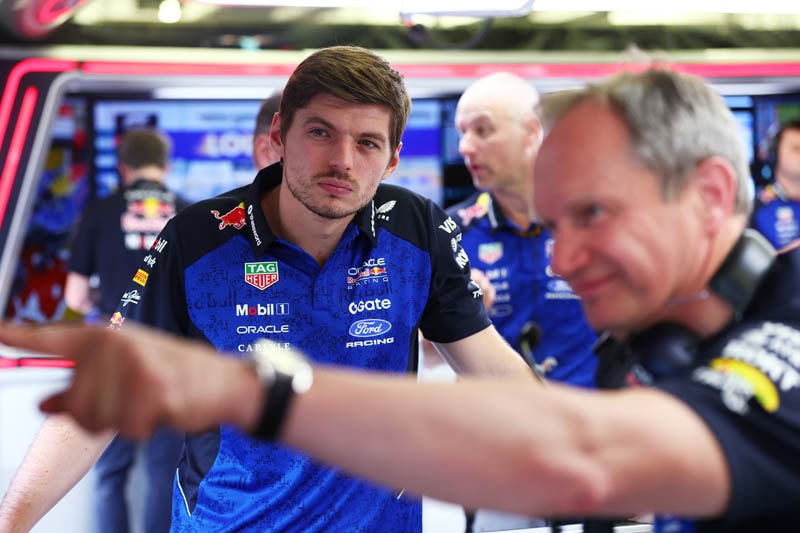 Max Verstappen répond aux journalistes à son arrivée à Monza.