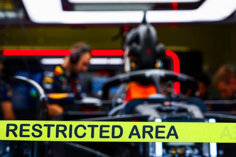 Des monoplaces de Formule 1 en piste pendant le Grand Prix d'Italie.