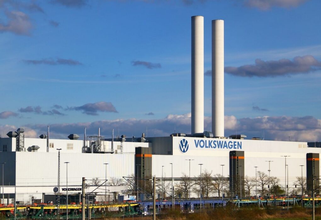 Le logo de Volkswagen devant un bâtiment du groupe automobile allemand.