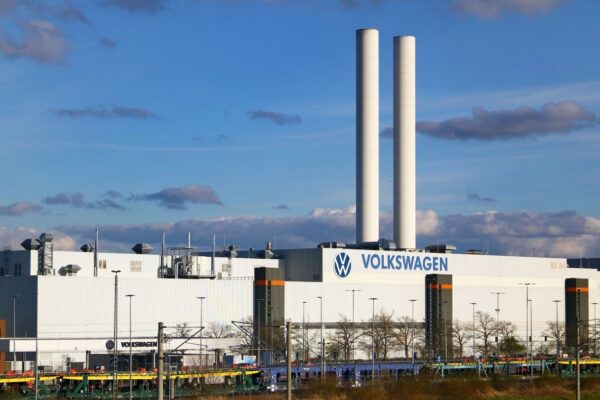Le logo de Volkswagen devant un bâtiment du groupe automobile allemand.