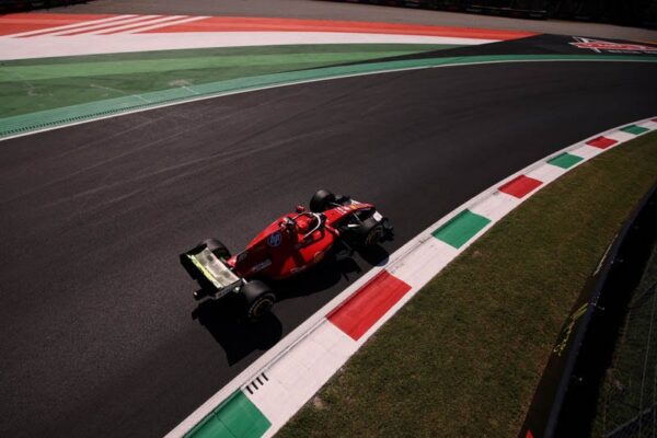 Charles Leclerc au volant de la Ferrari sur le circuit de Monza pendant les EL1 du GP d’Italie.