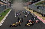 Des monoplaces de Formule 1 disputent une course sur un circuit.