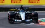 Une monoplace de Formule 1 roule à haute vitesse sur le circuit de Monza pendant les essais libres.