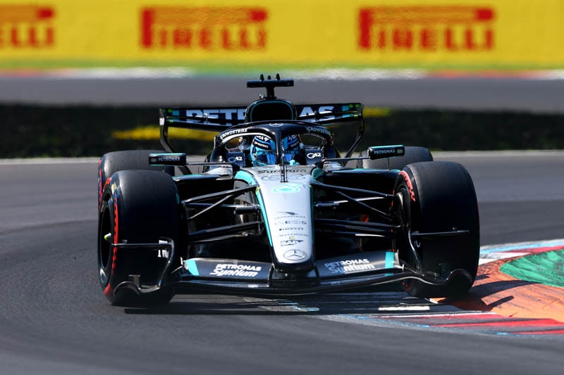 Une monoplace de Formule 1 roule à haute vitesse sur le circuit de Monza pendant les essais libres.