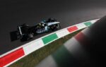 Une monoplace Mercedes en piste à Monza pendant les essais libres du GP d'Italie.