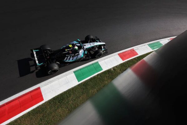 Une monoplace Mercedes en piste à Monza pendant les essais libres du GP d'Italie.
