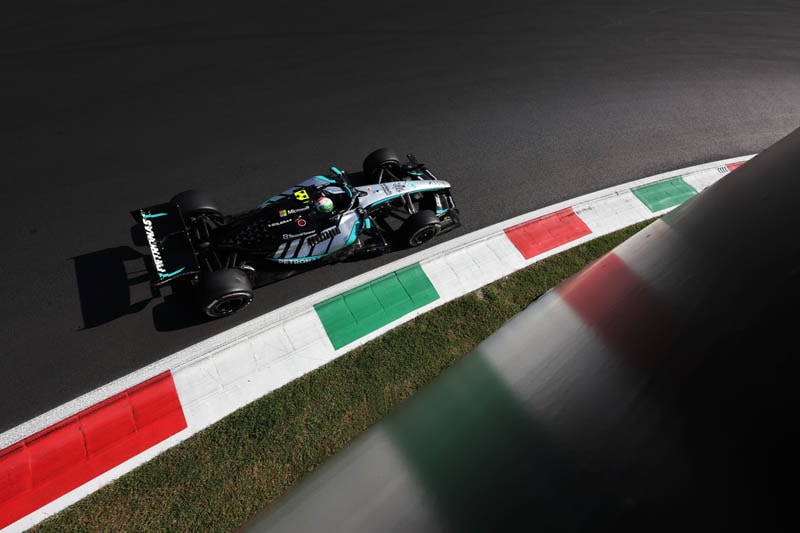 Une monoplace Mercedes en piste à Monza pendant les essais libres du GP d'Italie.
