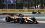 La McLaren MCL40 roule sur le circuit de Monza pendant les essais libres du GP d'Italie 2026.