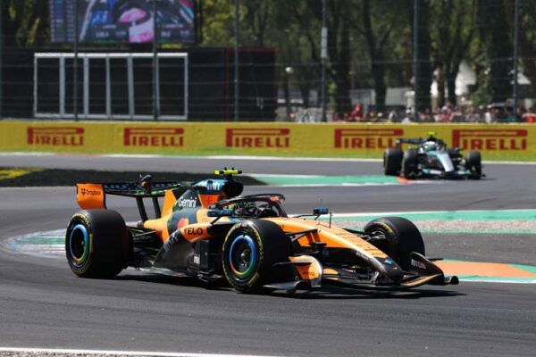 La McLaren MCL40 roule sur le circuit de Monza pendant les essais libres du GP d'Italie 2026.