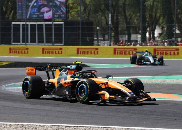 La McLaren MCL40 roule sur le circuit de Monza pendant les essais libres du GP d'Italie 2026.
