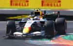 Une monoplace Racing Bulls roule sur le circuit de Monza pendant les essais libres du Grand Prix d’Italie.