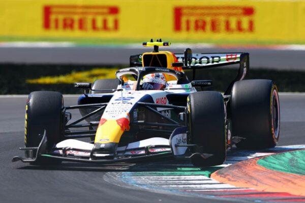 Une monoplace Racing Bulls roule sur le circuit de Monza pendant les essais libres du Grand Prix d’Italie.