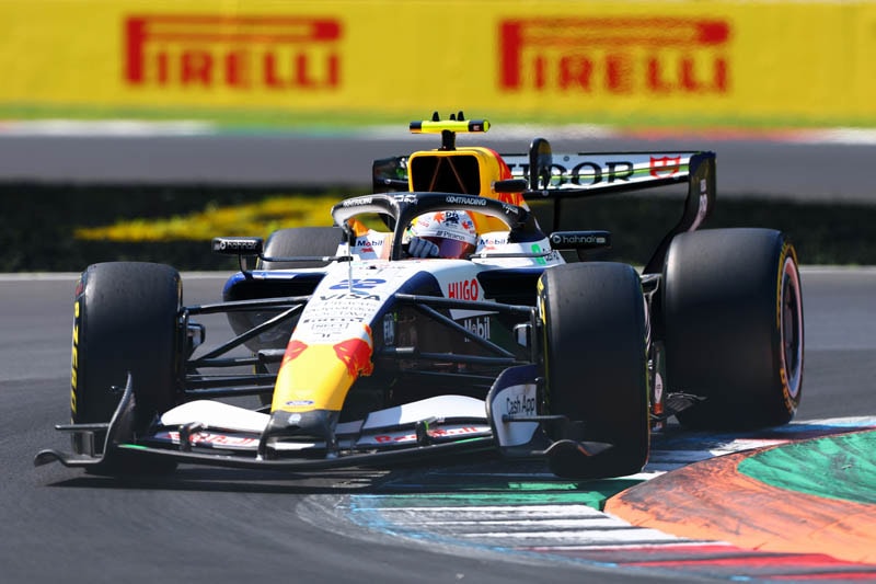 Une monoplace Racing Bulls roule sur le circuit de Monza pendant les essais libres du Grand Prix d’Italie.
