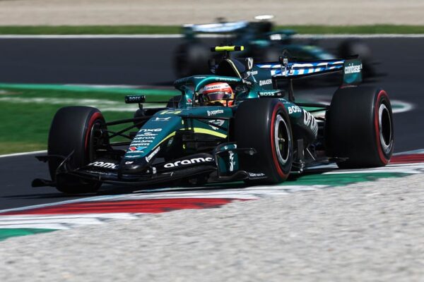 Une Aston Martin de Formule 1 pendant les qualifications du Grand Prix d'Italie à Monza.