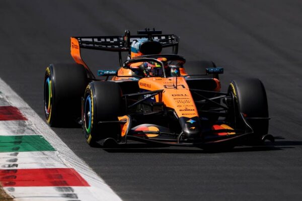 Une McLaren MCL40 en piste sur le circuit de Monza lors du Grand Prix d’Italie 2026.