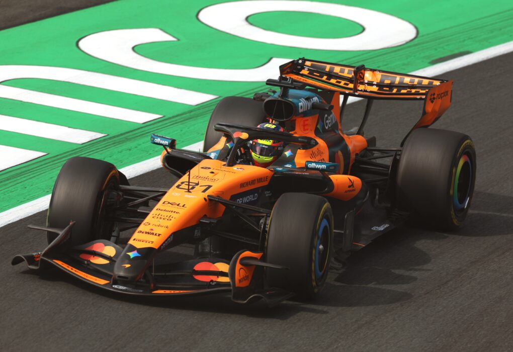 Une McLaren MCL40 en piste à Monza avec son aileron arrière H-Wing.