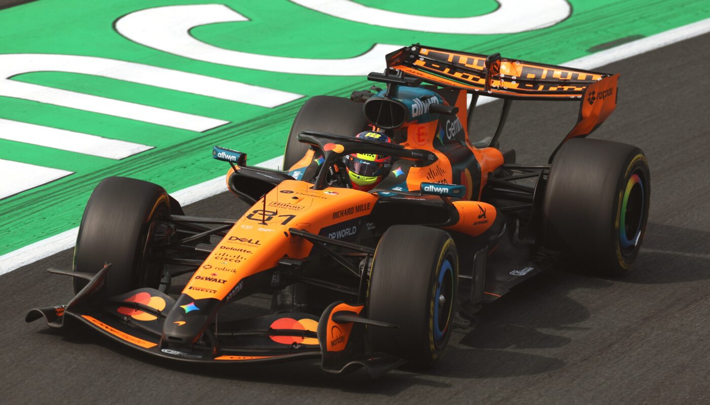 Une McLaren MCL40 en piste à Monza avec son aileron arrière H-Wing.