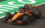 Une McLaren MCL40 en piste à Monza avec son aileron arrière H-Wing.