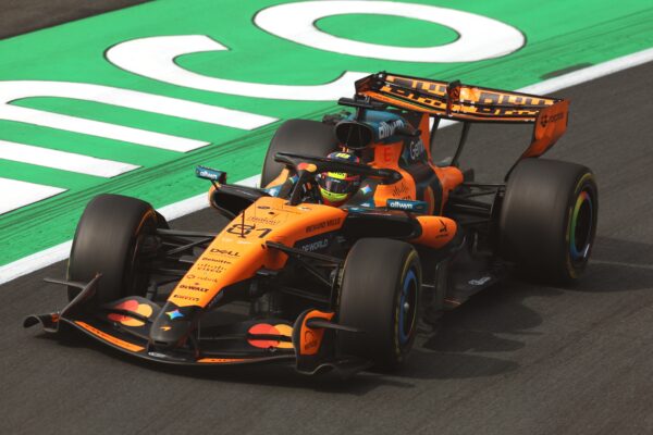 Une McLaren MCL40 en piste à Monza avec son aileron arrière H-Wing.