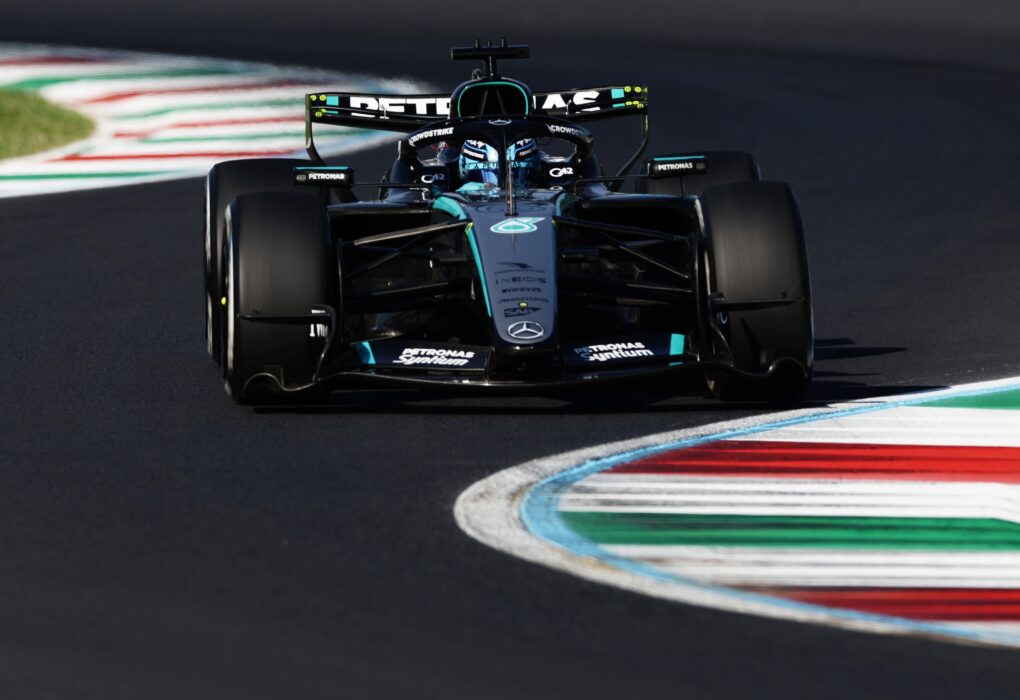 Les monoplaces Mercedes de Kimi Antonelli et George Russell en piste à Monza.