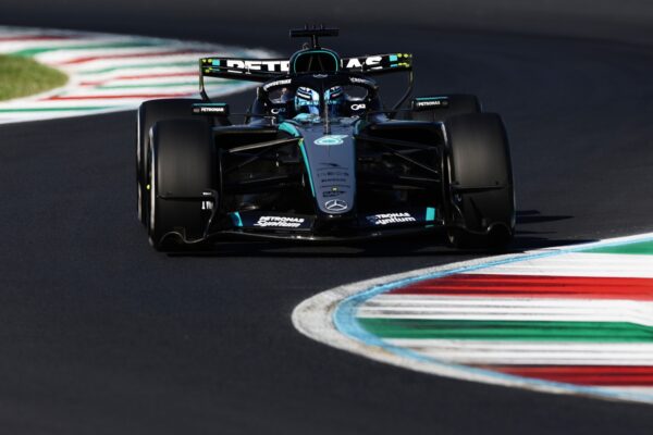 Les monoplaces Mercedes de Kimi Antonelli et George Russell en piste à Monza.