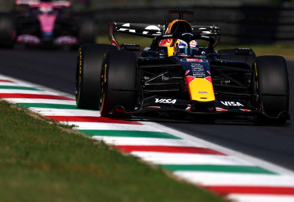 Max Verstappen au volant de la Red Bull RB22 sur le circuit de Monza.