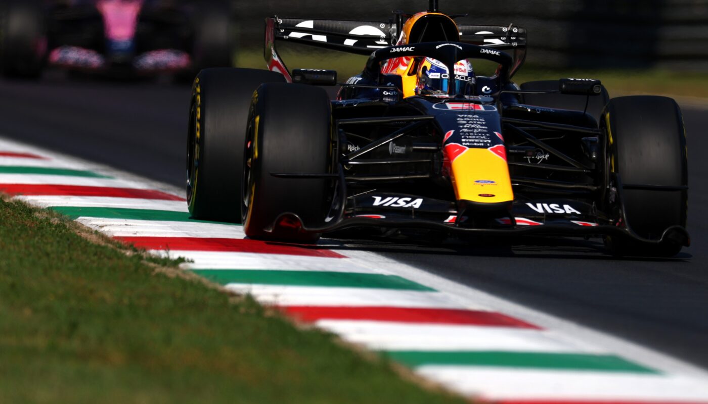 Max Verstappen au volant de la Red Bull RB22 sur le circuit de Monza.