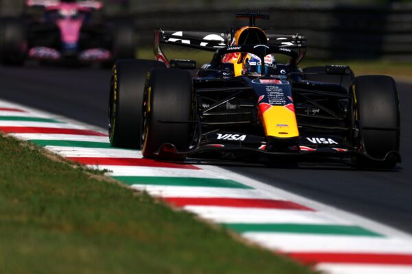 Max Verstappen au volant de la Red Bull RB22 sur le circuit de Monza.