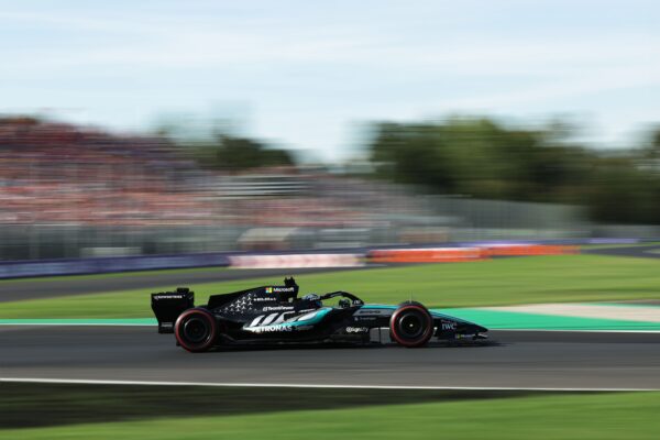 Kimi Antonelli et George Russell au volant des Mercedes pendant le GP d’Italie à Monza.