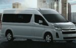 Des voitures neuves alignées sur un parc automobile au Japon.