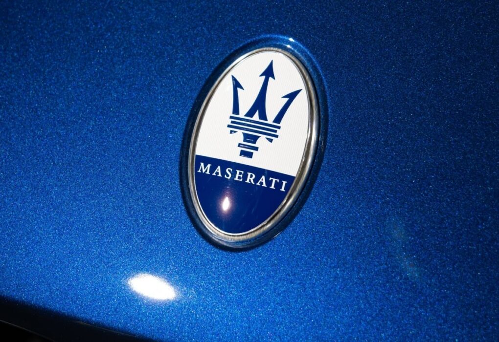 Une Maserati accompagnée des emblèmes de Huawei, JAC Motors et Maextro pour illustrer le partenariat envisagé.