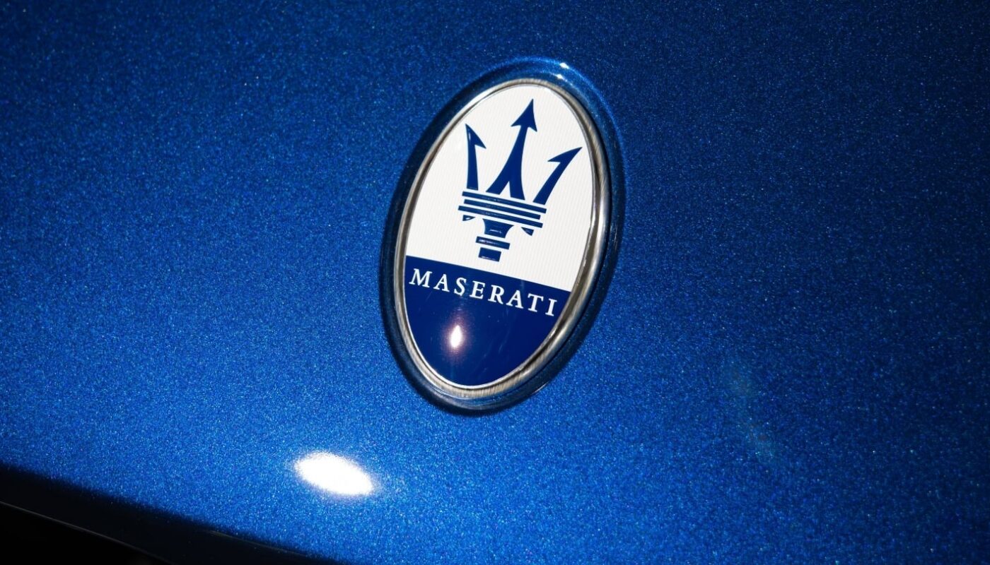 Une Maserati accompagnée des emblèmes de Huawei, JAC Motors et Maextro pour illustrer le partenariat envisagé.