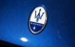 Une Maserati accompagnée des emblèmes de Huawei, JAC Motors et Maextro pour illustrer le partenariat envisagé.