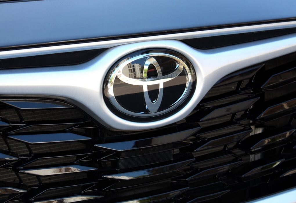 Des véhicules Toyota alignés sur un parc de stockage.