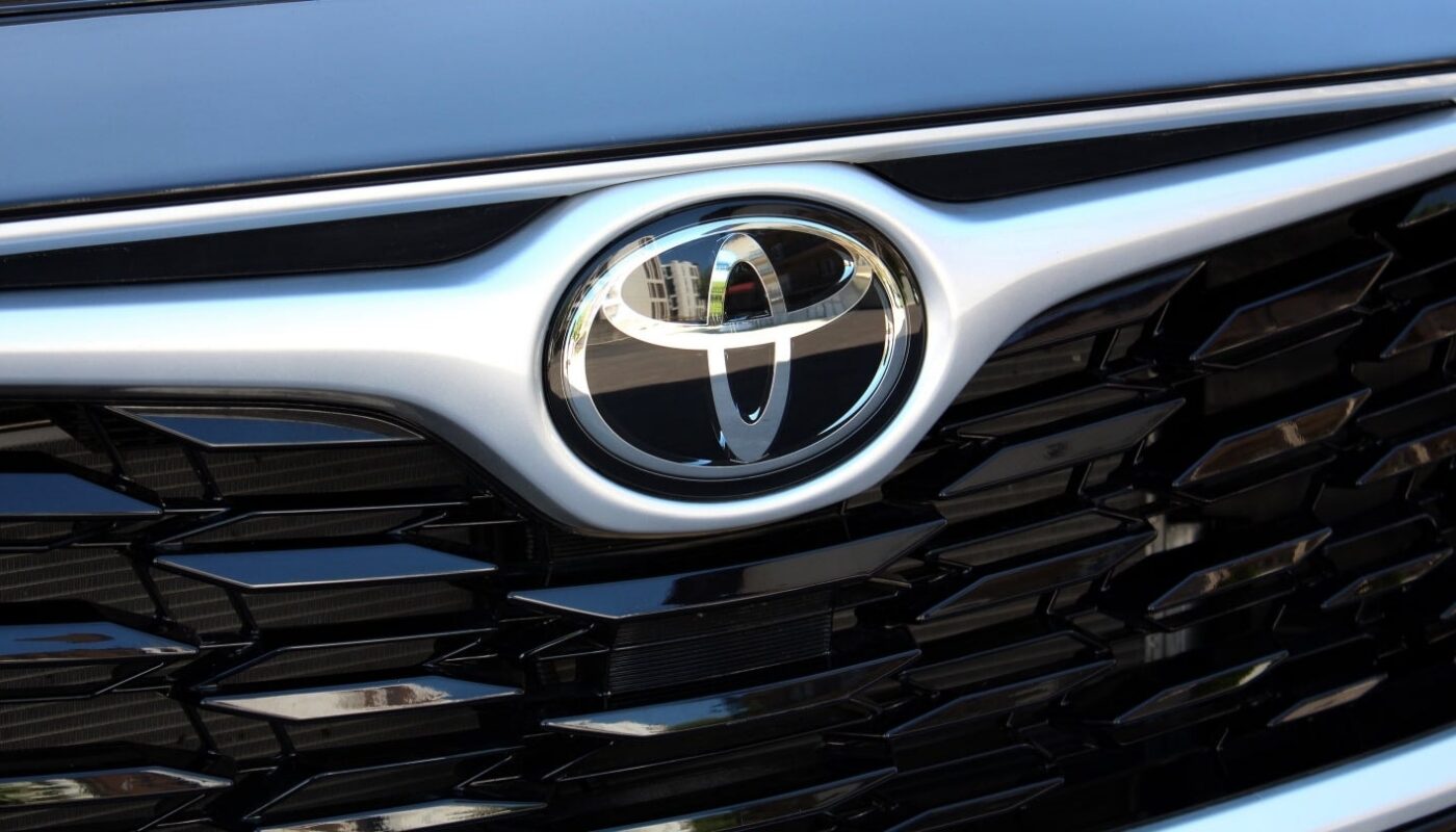 Des véhicules Toyota alignés sur un parc de stockage.