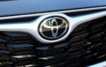 Des véhicules Toyota alignés sur un parc de stockage.