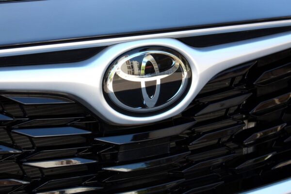 Des véhicules Toyota alignés sur un parc de stockage.