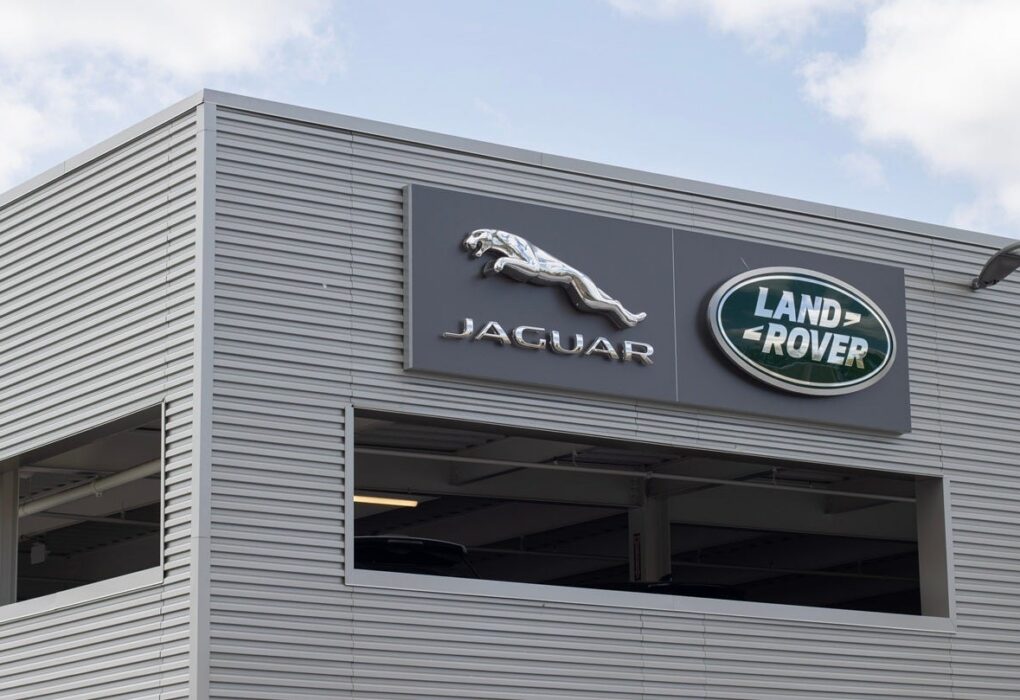 Des véhicules Jaguar Land Rover alignés sur un site du constructeur.