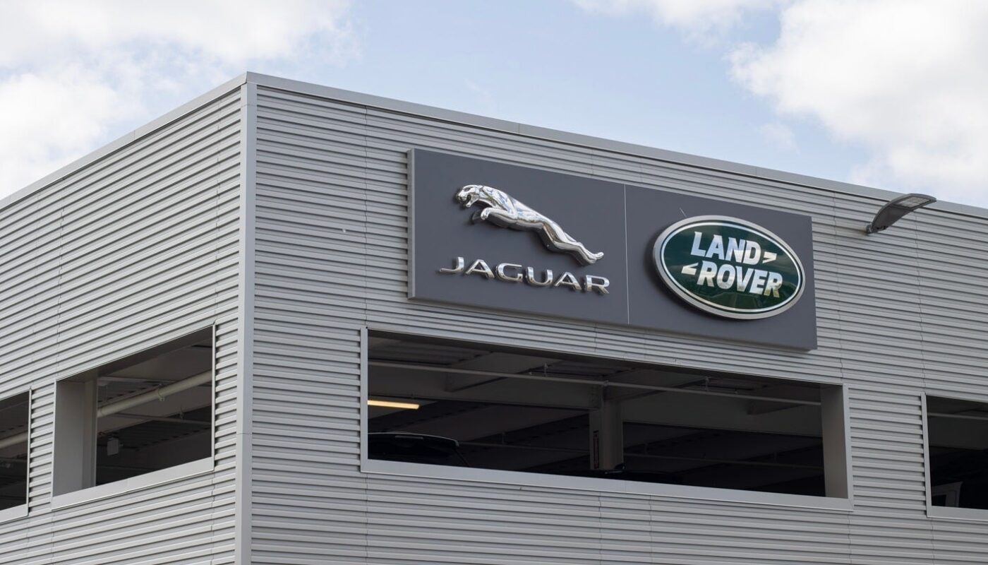 Des véhicules Jaguar Land Rover alignés sur un site du constructeur.