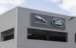 Des véhicules Jaguar Land Rover alignés sur un site du constructeur.