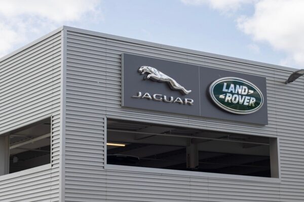 Des véhicules Jaguar Land Rover alignés sur un site du constructeur.