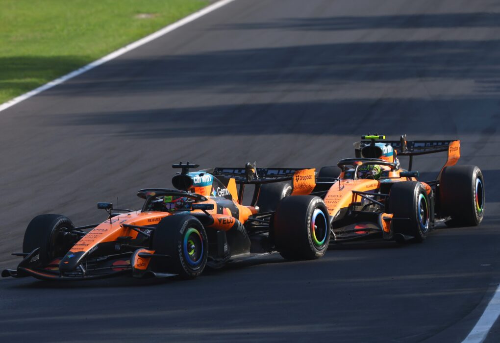 Les monoplaces McLaren de Lando Norris et Oscar Piastri en piste à Monza.