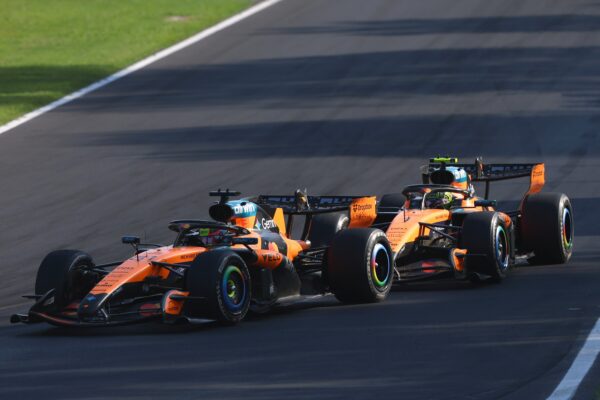 Les monoplaces McLaren de Lando Norris et Oscar Piastri en piste à Monza.